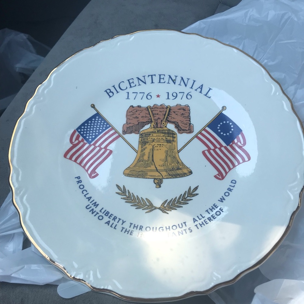 Vintage BICENTENNIAL COMMEMORATIVE PLATE Liberty Bell America Flags 1776 - 1976